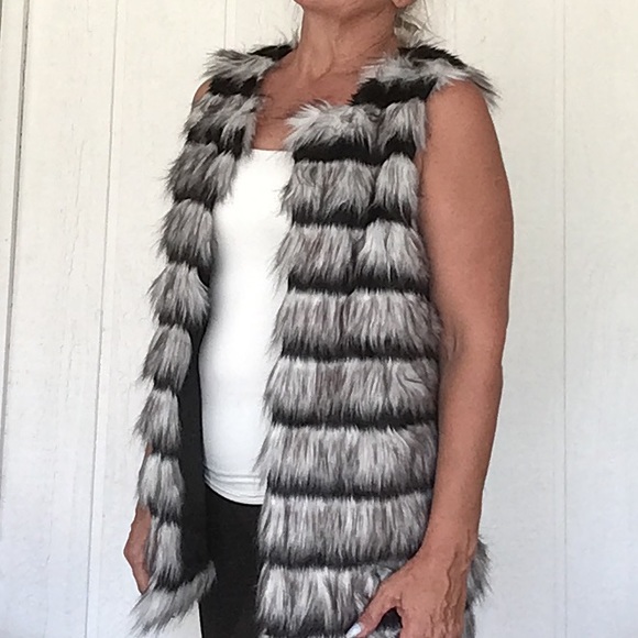 SIGNATURE STUDIO FAUX FUR SLEEVELESS VEST NWT SIZE MEDIUM - Picture 2 of 9